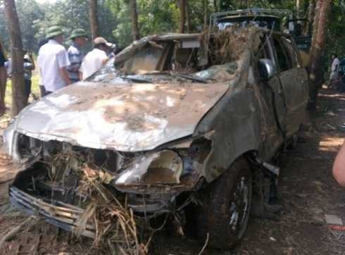 xe Innova, đập Khe Ang, mưa lũ, cuốn trôi, nạn nhân, 5 người mất thích, Nghệ An, tang thương