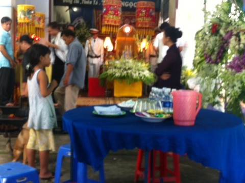 Đám tang tại nhà Thiếu tá Trần Văn Sơn sáng ngày 23/9 (ảnh: P.Trinh) 