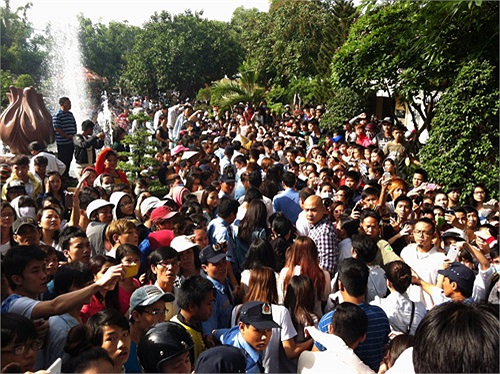 Trước khi đoàn xe đưa linh cữu của nam ca sĩ Đôi mắt tới trung tâm hỏa tang Bình Hưng Hòa, quận Bình Tân đã có hàng ngàn người hâm mộ ở mọi lứa tuổi đứng thành hàng dài ở hai bên đường và khắp lối vào để cùng gia đình, bạn bè đưa anh về nơi an nghỉ.