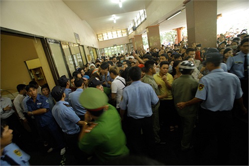 Ngay trước cửa phòng làm lễ, khán giả chen lấn để được vào trong. Ai cũng thương xót cho người ca sĩ bất hạnh. Phải rất khó khăn lực lượng bảo vệ mới dẹp trật tự.