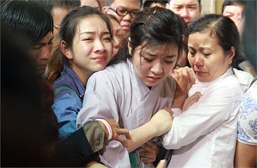 Em gái Quỳnh Mi của Wanbi Tuấn Anh không giữ được bình tĩnh khi linh cữu của anh trai từ tự hạ xuống để hỏa táng. Cô bật khóc vào lao vào nhưng mọi người kịp ngăn chặn.