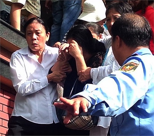 Mẹ của Wanbi cũng gục ngã khi chứng kiến linh cữu con trai đưa vào lò hỏa táng.