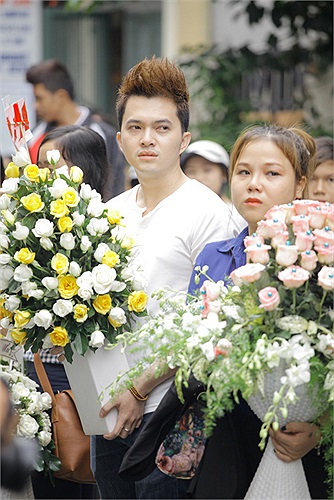 Nam Cường khóc suốt chặng đường đi. Anh dễ xúc động hơn cả, trong ngày đầu nghe tin Wanbi qua đời, anh đã khóc nức nở khi chia sẻ về người bạn thân.