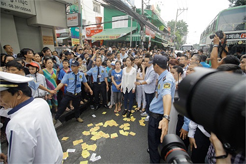 Hàng ngàn người hâm mộ đổ ra đường tiễn anh lần cuối.