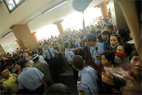 Nhiều khán giả chắp tay cầu nguyện cho Wanbi.