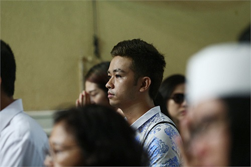 Lúc này, mẹ, em gái và những bạn bè đều chắp tay cầu nguyện cho anh.