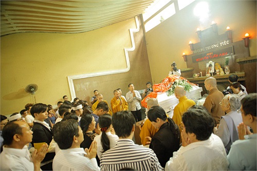 Minh Tuấn cũng cầu nguyện cho linh hồn người đồng nghiệp siêu thoát.