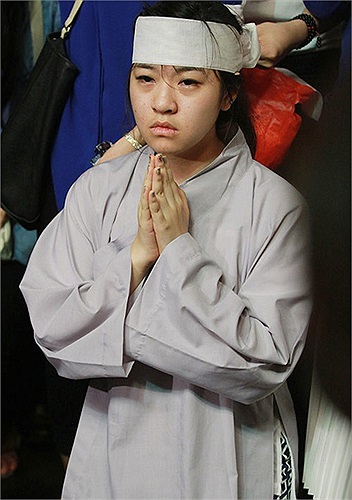 Em gái của Wanbi đã khóc cạn nước mắt trong suốt mấy ngày qua. Cô còn ngất xỉu ngay sau khi tiễn đưa anh.