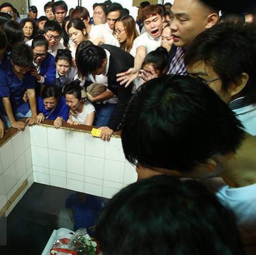 Mọi người òa khóc khi linh cữu của Wanbi được chuyển vào lò hỏa thiêu.