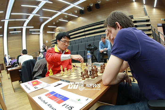 Quang Liêm ở ngày thi đấu thứ 2 nội dung cờ chớp và gặp đối thủ của nước chủ nhà.