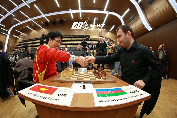 Đối thủ của Lê Quang Liêm trong ván đấu này là tay cờ lão luyện Mamedyarov - nhà vô địch cờ nhanh trước đó. 