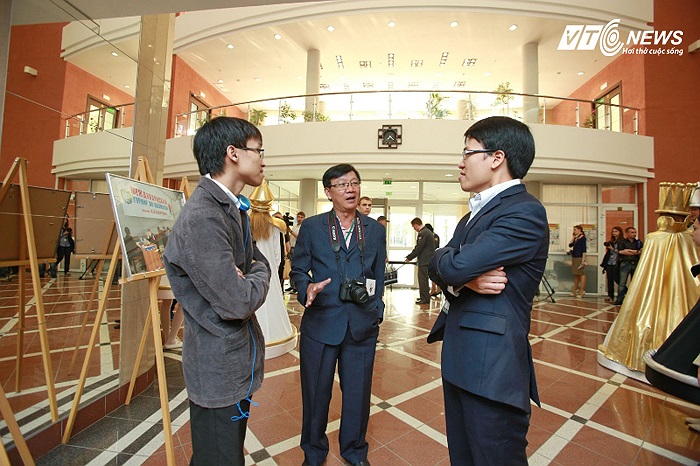 HLV Lâm Minh Châu, Lê Quang Liêm và Nguyễn Ngọc Trường Sơn bên ngoài sảnh chờ Lễ vinh danh.