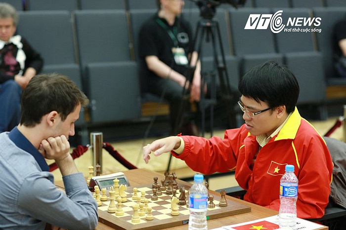 Quang Liêm luôn xuất trận với chiếc áo khoác màu đỏ của ĐT Việt Nam.