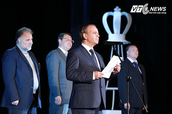 Ban tổ chức xướng danh các kỳ thủ.