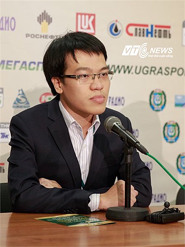 Nhà tân vô địch thế giới nội dung cờ chớp phát biểu trong phòng họp báo.