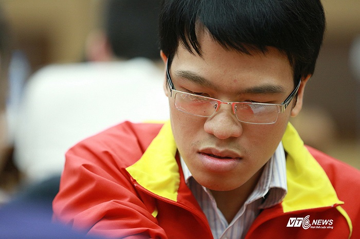 Vẻ tập trung cao độ của Quang Liêm trên bàn đấu.