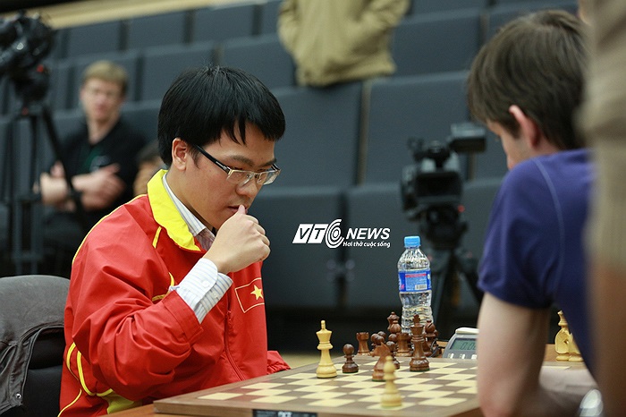 Ở ngày thi đấu thứ nhất, kỳ thủ Việt Nam bất bại với 8 ván thắng, 8 ván hòa, giành 16 điểm, xếp đồng hạng nhất cùng Ian Nepomniachtchi.