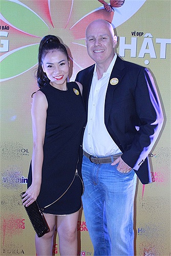 Là một doanh nhân bận rộn nhưng anh sẵn sàng tháp tùng bà xã đi diễn, dự event khắp mọi nơi.