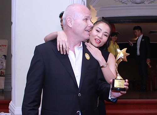 Thời gian đầu, anh không công khai xuất hiện trước ống kính phóng viên mà chỉ lặng lẽ đứng ở phía hậu trường quan sát một nửa của mình trên sân khấu.