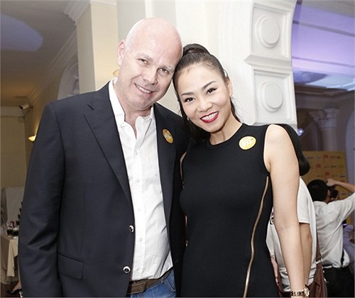 Ông xã cũng không tiếc tiền đưa rước bà xã bằng chiếc xe hơi 8 tỷ.