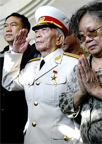 Đại tướng Võ Nguyên Giáp tưởng niệm các anh hùng đã ngã xuống trong chiến dịch Điện Biên Phủ tại nghĩa trang Điện Biên Phủ, Việt Nam ngày 18/4/2004