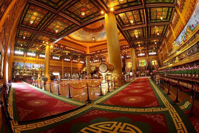 Kim điện với nhiều chi tiết chạm khắc bằng vàng 24K, được mở cửa miễn phí cho khách tham quan