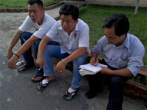 Tài xế Chánh (giữa) kể lại vụ việc