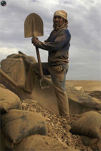 Sau một ngày lao động vất vả trên hòn đảo, những người công nhân lấm lem trong lớp bụi phân chim phủ dày đặc trên người.