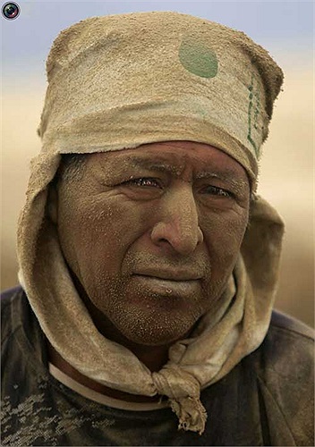 Vẻ mặt lem luốc và mệt mỏi của một người đàn ông đứng tuổi, ông đã quá quen thuộc với công việc của mình nên chẳng mấy để ý đến lớp bụi phân phủ dày trên mặt.