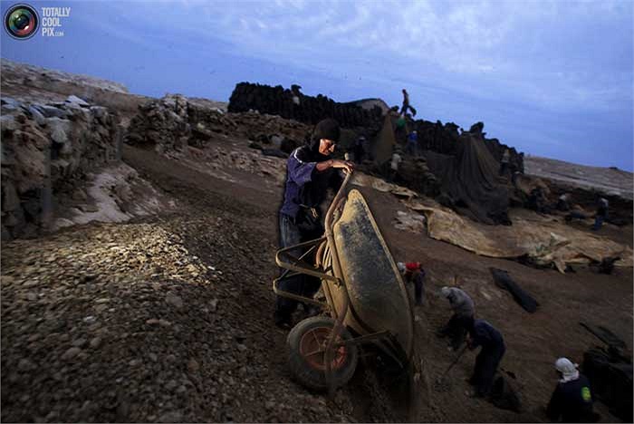 Công việc vất vả và bẩn thỉu này, tuy chẳng quý báu gì nhưng đã giúp họ nuôi sống bản thân và gia đình suốt nhiều thế hệ.