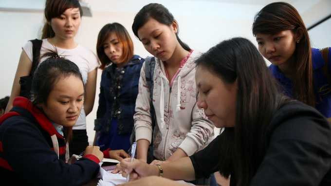 Sinh viên khiếu nại với đại diện nhà trường vào sáng 19-8