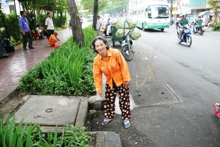 Khu phố hoảng sợ vì quả lựu đạn dưới miệng cống