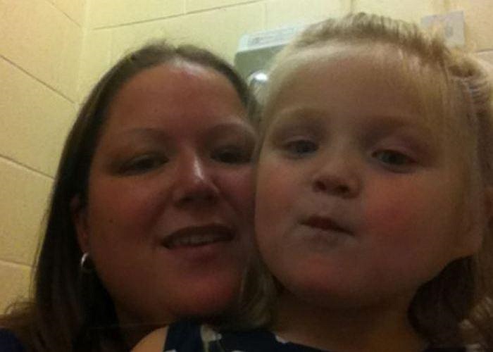 Jessica được nhập viện. Sau các bước chẩn đoán bệnh, các bác sĩ đã kê một toa thuốc Propranolol, loại thuốc dùng để điều trị bệnh áp lực máu cao, và điều trị bệnh tim ở người lớn.