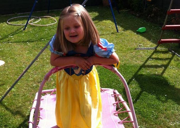 Các bác sĩ cho biết, thuốc Propranolol tuy không thường dùng để điều trị các vết bớt và bướu, nhưng trường hợp của Jessica là một thành công lớn. Bé đã không gặp bất cứ đau đớn nào trong quá trình điều trị.