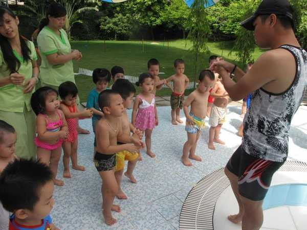 Là kiện tướng quốc gia môn Wushu nhiều năm, Nguyễn Thế Trường không ngờ lại có ngày anh trở thành thầy gõ đầu trẻ mầm non với biệt danh siêu “cute” (dễ thương – pv) là “thầy Cá Đuối”.