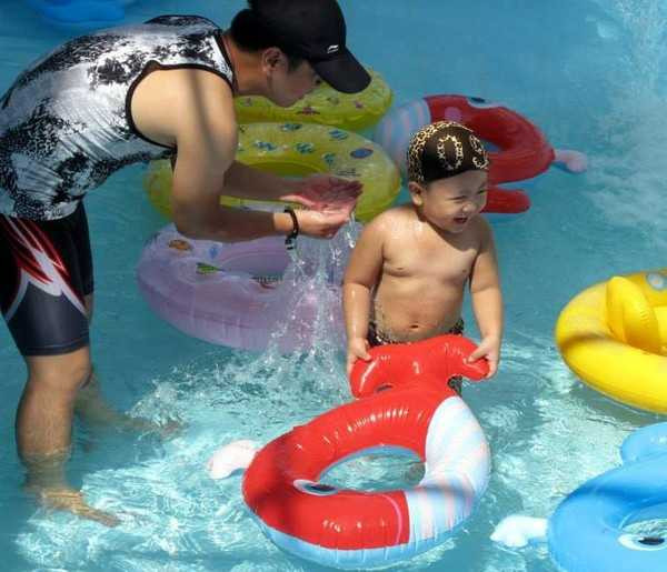 Thầy Trường đang dạy trẻ lớp lá tập bơi