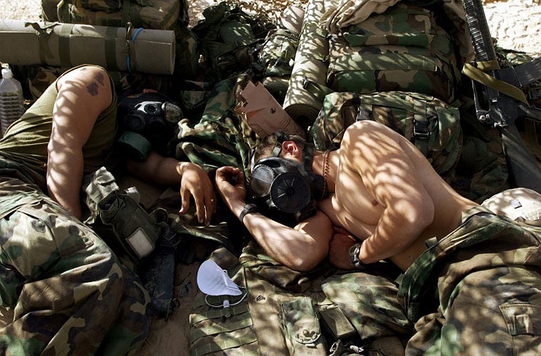 Binh sĩ Lính thủy Đánh bộ Mỹ ngủ với mặt nạ phòng độc trong một lần báo động tấn công khí gas tại Iraq, ngày 28/3/2003.