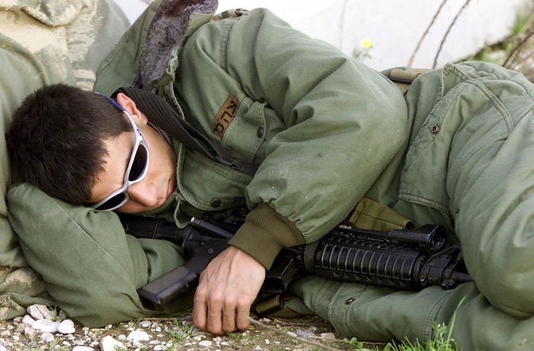 Binh sĩ Israel ngủ sau khi thực hiện nhiệm vụ tại dải Gazam, ngày 13/2/2002.