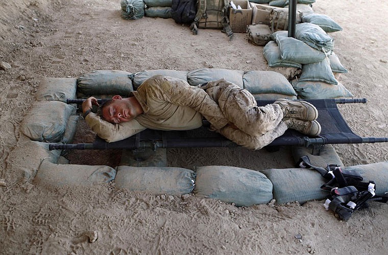 Lính thủy Đánh bộ Mỹ đang ngủ trên một cái cáng trong bóng râm tại tiền đồn ở Kunjak, tỉnh Helmand (miền nam Afghanistan), ngày 20/10/2010.