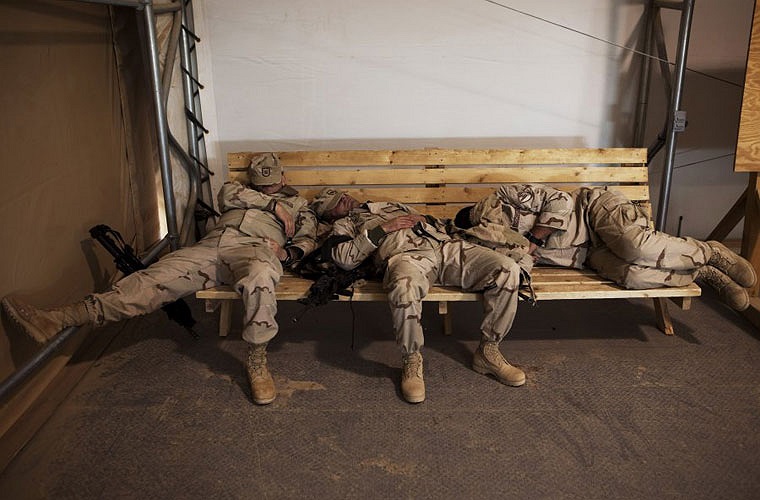 Các binh sĩ Gruzia (thuộc lực lượng NATO ở Afghanistan) ngủ trong khi chờ chuyến bay tại căn cứ Bastion, ngày 16/11/2010.