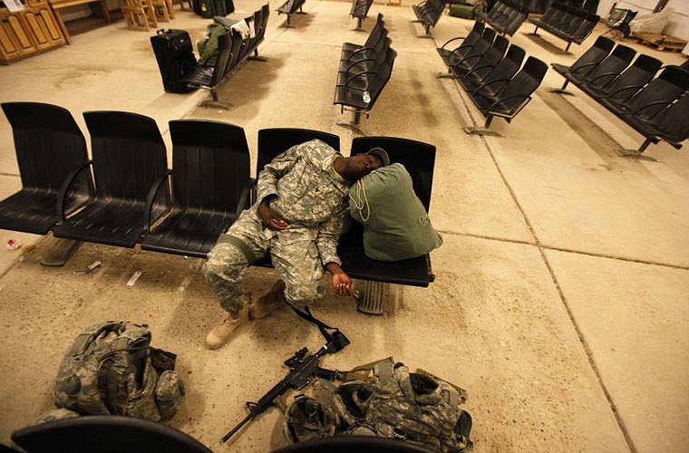 Binh sĩ thuộc Không quân Mỹ nghỉ ở sân bay căn cứ al-Asad trong khi chờ chuyến bay về nước, ngày 1/11/2011.