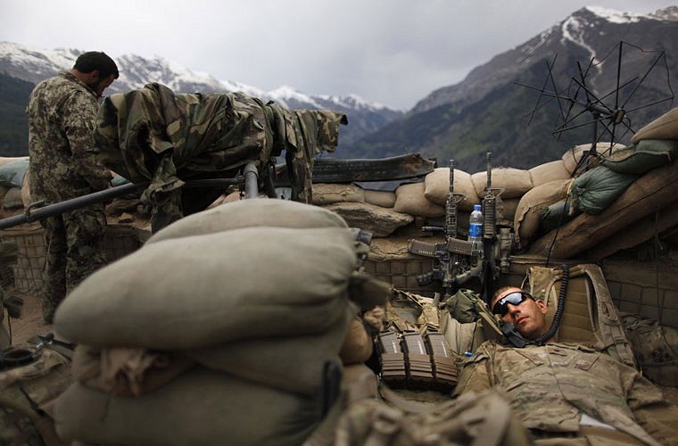 Những người lính Đại đội Charlie, Lữ đoàn 4 (Mỹ), ngủ tại một chốt chặn trên Kamdesh tỉnh Nuristan ở Afghanistan, ngày 11/6/2012.