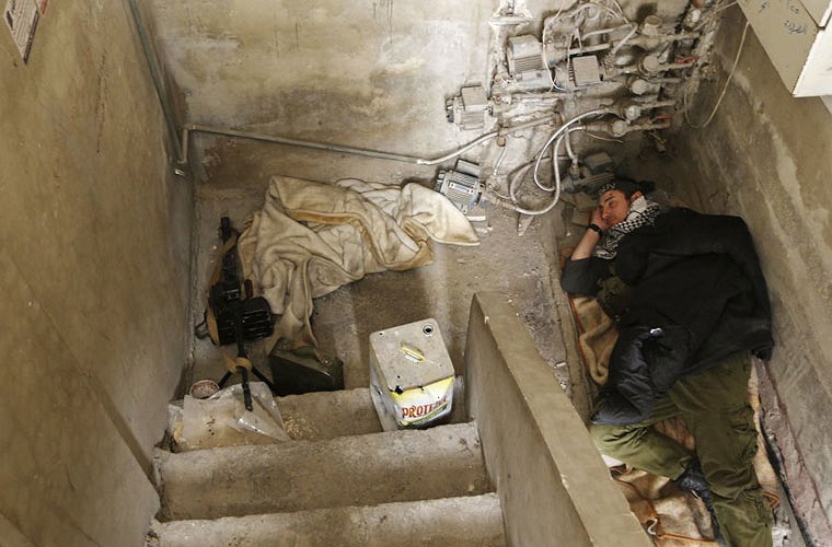 Lính nổi dậy Syria thuộc lữ đoàn Tahrir al Sham nghỉ ngơi sau trận giao tranh dữ dội ở vùng ngoại ô Damascus, ngày 25/1/2013.