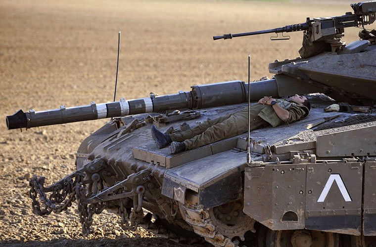 Lính Israel ngủ trên xe tăng ở Kibbutz Kissufim, ngoại ô dải Gaza, ngày 5/11/2008.