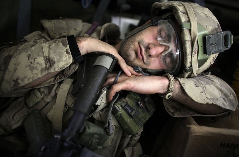 Lính Canada nghỉ ngơi sau khi tham gia nhiệm vụ dò mìn tại Kandahar, ngày 21/5/2009.