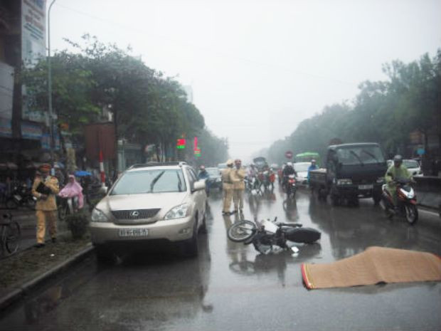 gây tai nạn, bỏ trốn, xe lexus, cô gái