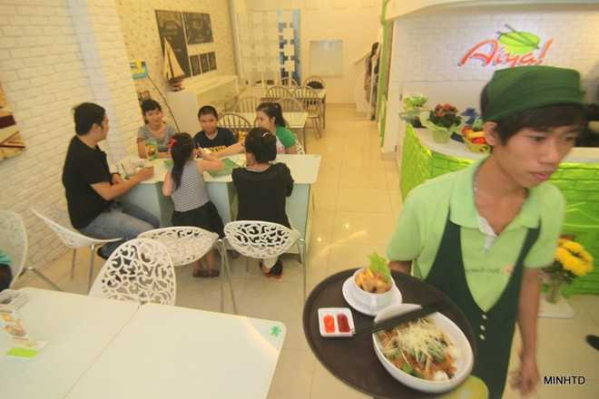 Sau một lần ăn vặt và bị đau bụng, Uyên Vy liền mở chuỗi cửa hàng ăn vặt sạch mang tên Aiya