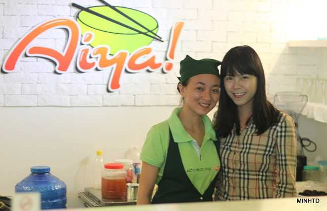 Uyên Vy bên cửa hàng ăn vặt của mình trên đường Đặng Văn Ngữ (Q.Phú Nhuận). Dự định sắp tới của Uyên Vy là sẽ phát triển Aiya vào các trung tâm thương mại và ở Hà Nội