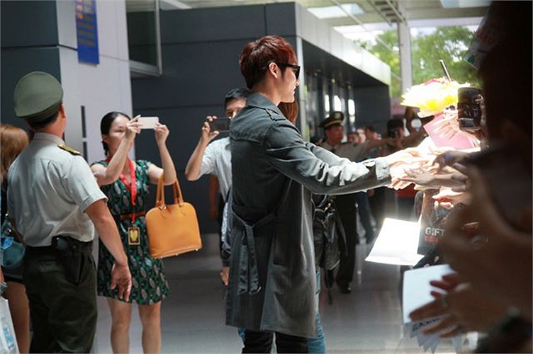 Anh vui vẻ bắt tay fan.