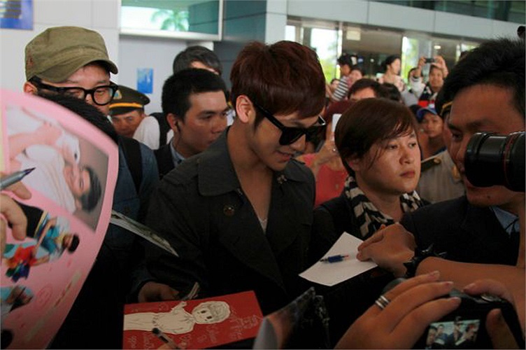 Và sẵn sàng dành chút thời gian tặng chữ kí